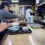 天ぷら みうら - カウンターがぎっしり