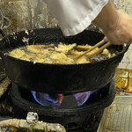 天ぷら みうら - 入店時、先客の天ぷらをフル回転で揚げてました