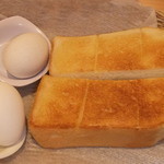 Komeda Kohi Ten - サービスのモーニング（写真は２人分です）トーストとゆで卵（しっかり固ゆで）