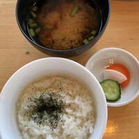 春秋 溜池山王店 - 自家製フリカケご飯と味噌汁に漬物付き