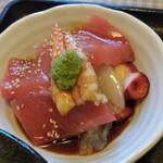 てんぺい - 主役の「漬け(づけ)」です。生山葵は一見多い気がしますが毎回全部使っちゃいます。食べ方を伝授しますね。まずは、①生山葵を漬けの醤油に全部溶いちゃって、それを白飯(しろめし)の上に全部のせます。