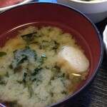 てんぺい - きょうの味噌汁はあおさとお麩です。甘海老の殻等の海鮮から出る出汁がたまりません。