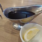 ステーキハウス松木 - 薄切りレモン風味醤油ベースのソースとカットレモン