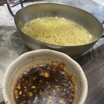 ebisujingisukankinnojingi - 興味本意で頼んだ〆のつけ麺。漬けタレをほうじ茶で割って食べる想像の斜め上