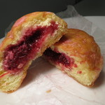 ブラフベーカリー - 【再訪４】ハワイ風ドーナツ　中はベリー系のジャム