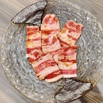 ホルモン焼肉 おつね - カルビ　880円