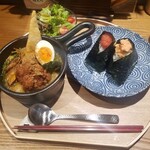 土鍋カリーぼんた - 米粉のから揚げスープカレー　1,200円　おにぎりの紅鮭のほぐし身(210円)とどさんこ辛子明太子(210円)