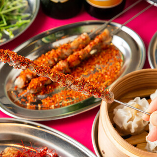 名物ラム串や黒豚焼売など、お酒が進む本格エスニック料理