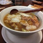 北京飯店 川越新宿店 - イカ、エビ、野菜が沢山の餡かけラーメン。