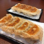 北京飯店 川越新宿店 - 外はパリパリ、中はジュウシーな餃子。