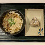 はなまるうどん - 牛肉うどん（小） ¥590 ＋ しそ昆布おにぎり ¥120