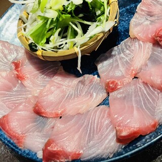 享用新鮮的魚涮涮鍋和生魚片。品嚐時令美食