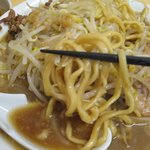 ガッツリラーメン めんしろう - 麺は平太麺でぶっつりとした食感。