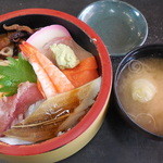 魚がし食堂はま蔵 - ちらし丼と味噌汁