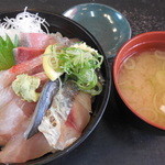魚がし食堂はま蔵 - 地魚丼と味噌汁