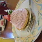 ジミーカフェ - 苺タルト!とても美味しく
      見たも目、カフェの雰囲気も素敵!
      ちょっとしたお茶には高めかもしれませんが
      とても美味しかったです!!