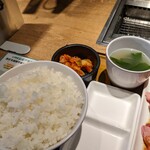 焼肉ライク - 匠カルビ&ハラミセット200gのご飯・スープ・キムチ