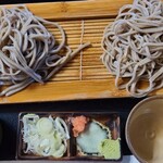 花がき - ざるそば(825円)通常は海苔が乗ります