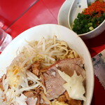 ラーメン二郎 - 汁なし半分＋ニンニク多め＋青ネギ