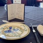 Szechwan Restaurant Chin - テーブルセッティング
      サービスプレートはHERMES製です。
