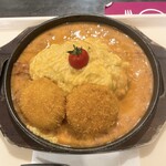 たまごっ亭 - カニクリームコロッケのオーロラソースオムライス