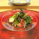 成生 - ・朝獲れ野菜のサラダ
      　(鰹スモーク、黒キャベツ、フィンガーライム)