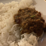 ネパールステーション - キーマカレーをライスにかけた図