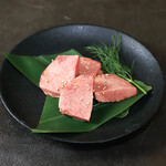 Thick-sliced Cow tongue salt 2,480 yen (2,728 yen including tax)