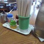 卓上には、ソース、塩、辛子、七味も常備。お好きな味付けで～～♪