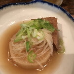 六三 - 19:30までのお得な1200円のセットの小鉢♪                  大根と糸蒟蒻と厚揚げのあっさり煮物で、先ずほっこりします。♪