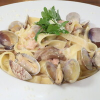 Serafina NEW YORK さいたま新都心店 - 秋の味覚・秋鮭とポルチーニ、クルミのクリームソース タリアテッレにて "Tagliatelle with autumn salmon and porcini, cream source of the walnut"「今が旬の秋鮭と香り豊かなポルチーニ茸、香ばしいクルミをアクセントにしたクリームソースを相性抜群のタリアテッレにて」