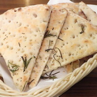 Serafina NEW YORK さいたま新都心店 - イル・チェスティーノ "IL CESTINO" フォカッチャの香草焼きバスケット "basket di focaccia alle-erbe"