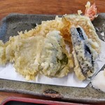 188215993 - 天ぷら付き もり1540円(税込)を蕎麦で注文。
                      エビ一本、やさい三品付とありましたが、
                      実際に提供されたのは、海老、南瓜、茄子、さつま芋、八つ頭 と五品も付いていました！
                      サービス良いですね♪