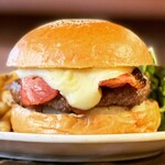 BurgerShop HOTBOX - バター香るクリーミー極上マッシュポテト＆
      炭焼き香ばしいベーコンバーガー
      フレンチフライ付