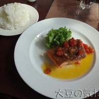 ジンジャーズビーチ - サーモンポワレ 焦がしバタートマトソース(￥980)