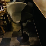 夢屋 - 店内は薄暗く、カウンターの椅子は高過ぎ(^◇^;)