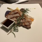 Izu Mariotto Hoteru Shuzenji - 夕食メイン 静岡県産銘柄豚ロースのグリル 中伊豆赤ワインとルッコラジェノベーゼソース　