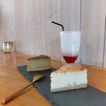 カフェ ミッケ ドルチェ アモ - ピスタチオのチーズケーキと白桃のチーズケーキ　ドリンクはいちごミルク