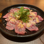 肉と日本酒いぶり  - 牛タン刺し カルパッチョ風トマトだれ