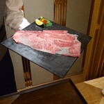 対馬のどぐろとイカ活き造り 博多 魚蔵 - 黒毛和牛炙りロース雲丹巻き