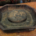 ショパン - テーブル毎にオブジェが異なるでっかい灰皿