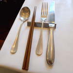 Restaurant LE MiDi - 金属製のカトラリーと並んで、お箸が付くのに好感が持てる。誰でも気軽に飛騨牛フレンチを楽しめる