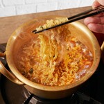 Nisenen Tabehoudai Nikutokidoki Remonsawa- - 人気急上昇中の"黄金鍋"で作る『インスタントラーメン』