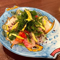トラットリア イル レガーロ - 真鯛のカルパッチョ ハーブとお花のサラダ仕立て