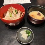 桜坂 ONO - ご飯はチンゲンサイとムカゴのご飯、味噌汁はナメコとシイタケの味噌汁でした。
 