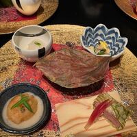 桜坂 ONO - 次は前菜の盛り合わせ、エノキと厚揚げのお浸し、カマスの押し寿司、イチジクの白ごま餡添え団子、ヤリイカと梨と白菜のジュレです。
                     