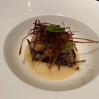 桜坂 ONO - 魚料理はだるま鯛、上には白ネギのエスプーマやフリットがトッピングされてました。