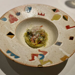 星のや沖縄 ダイニング - サルシッチャのリングイネ ピスタチオ香るトラパネーゼ：バジルたっぷりのオイルパスタで、きゅうり、にんじん、パプリカの千切りとサルシッチャも盛り盛り。最後に目の前でピスタチオを削ってくれます。