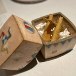 星のや沖縄 ダイニング - パネッレ：やちむん（琉球陶器）がかわいく、中には白い貝殻が敷き詰められています。イタリア料理のパネッレは、ひよこ豆のものとあおさ入りのものの2種類。どちらもパリパリさくさくと美味しかったです。