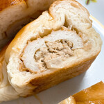 どんぐり - 【2022年09月】ちくわぱん＠170円、断面。パンの中にはちくわが入っていて、ちくわの中心には特製のツナマヨが入っています。